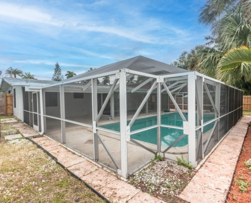 7 Key Benefits of Installing a Screen Enclosure in Florida Homes